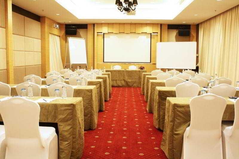 Grand Borneo Hotel Kota Kinabalu Esterno foto