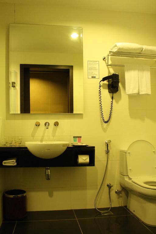 Grand Borneo Hotel Kota Kinabalu Esterno foto