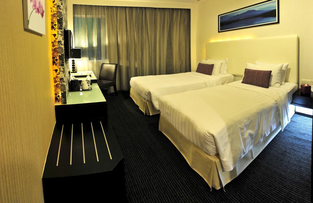Grand Borneo Hotel Kota Kinabalu Esterno foto