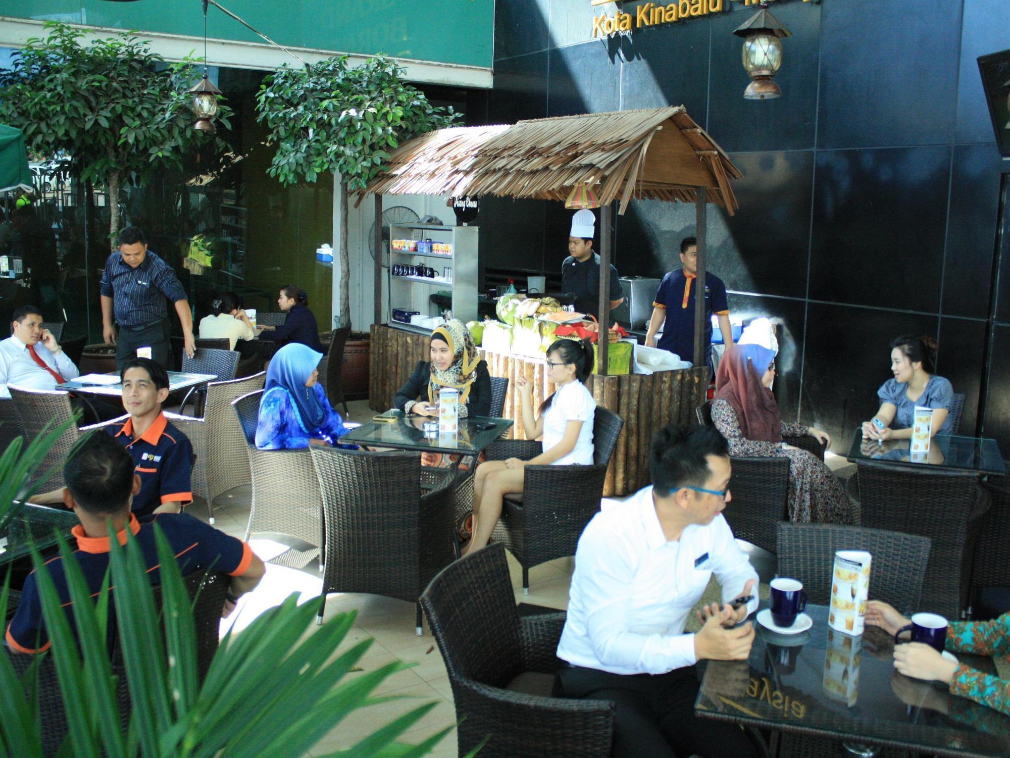Grand Borneo Hotel Kota Kinabalu Esterno foto