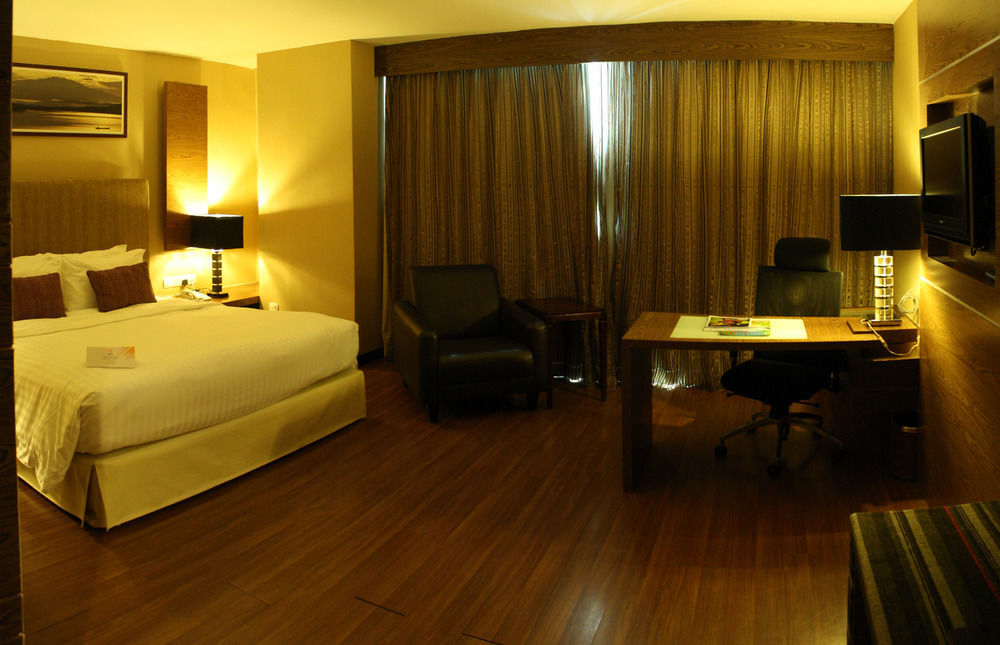 Grand Borneo Hotel Kota Kinabalu Esterno foto