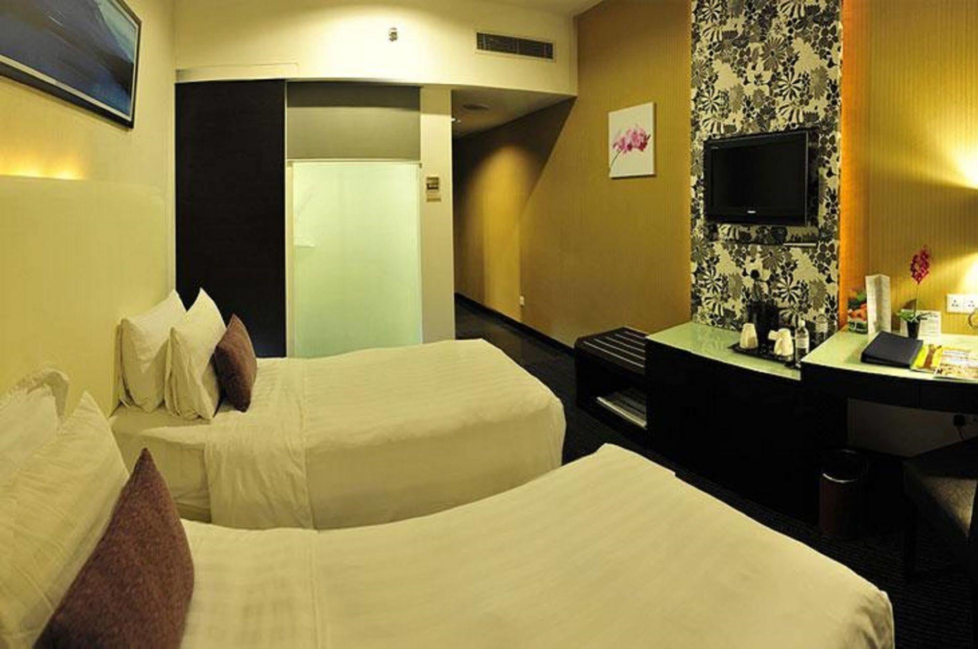Grand Borneo Hotel Kota Kinabalu Esterno foto