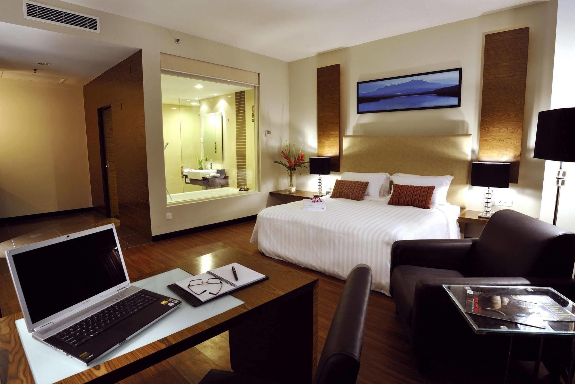 Grand Borneo Hotel Kota Kinabalu Esterno foto