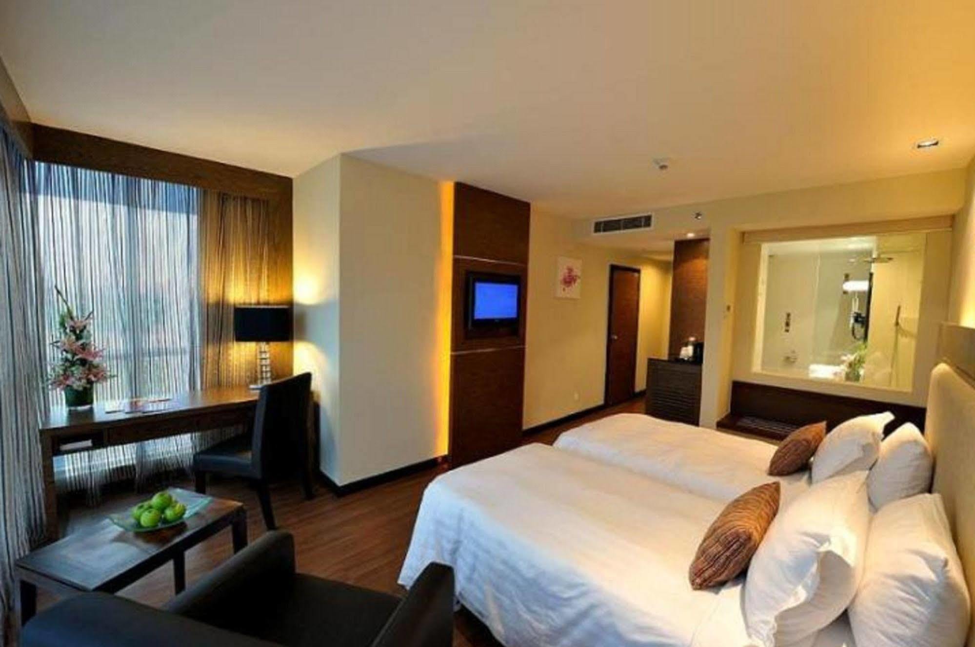 Grand Borneo Hotel Kota Kinabalu Esterno foto