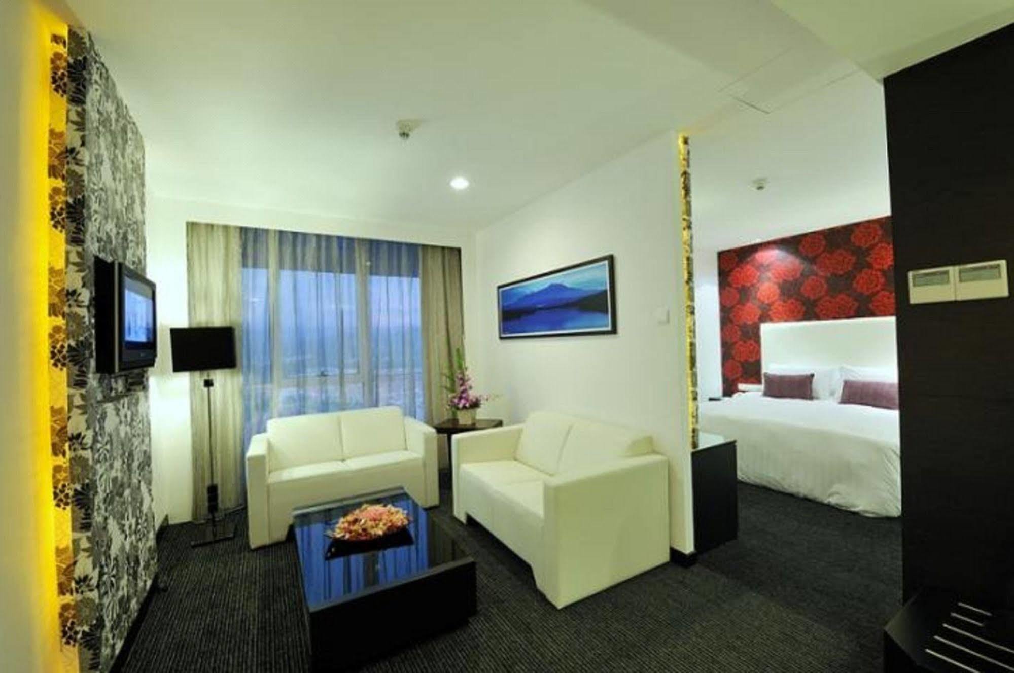 Grand Borneo Hotel Kota Kinabalu Esterno foto