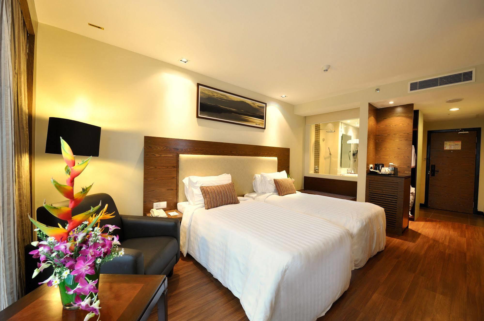Grand Borneo Hotel Kota Kinabalu Esterno foto