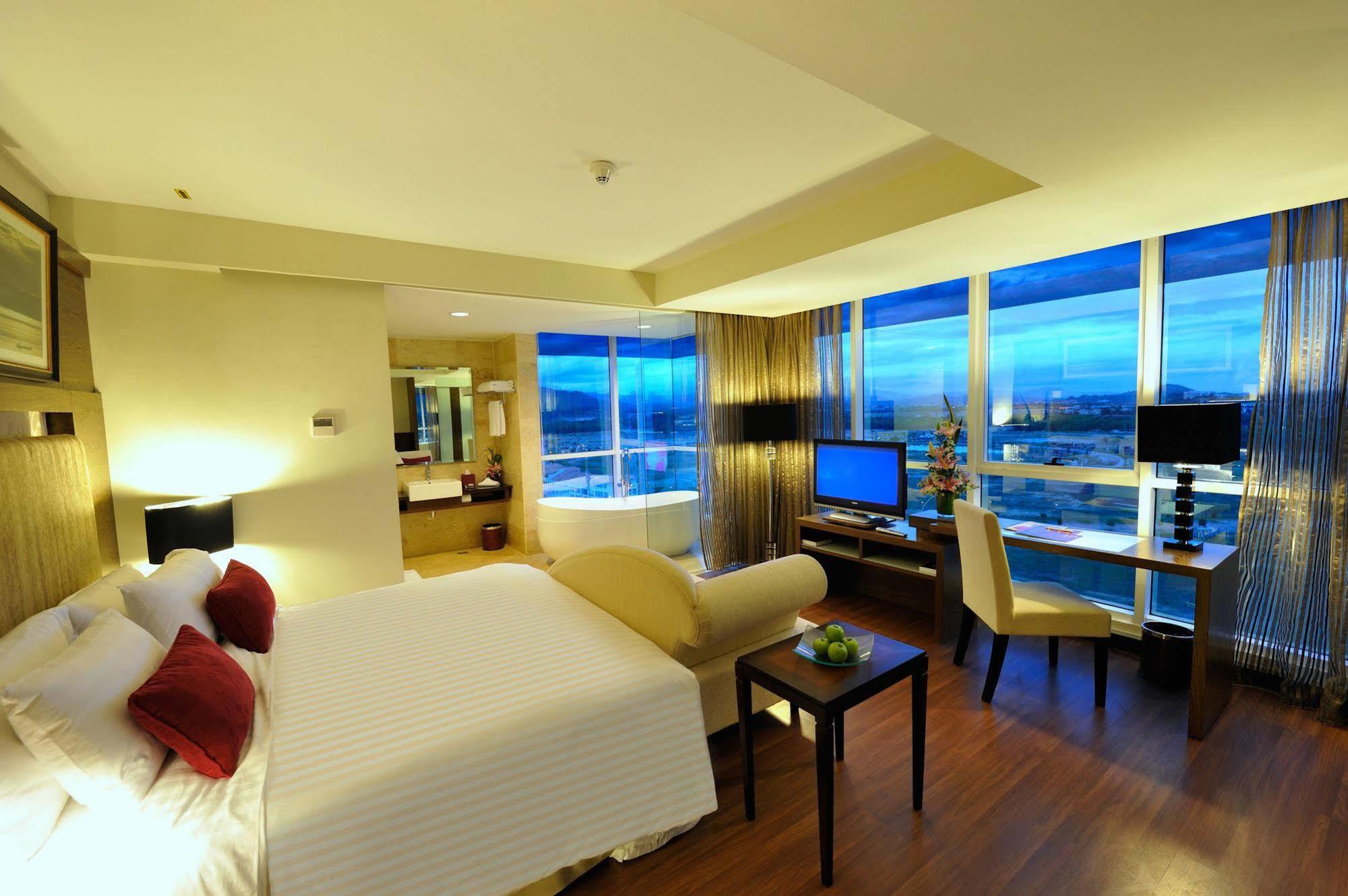 Grand Borneo Hotel Kota Kinabalu Esterno foto