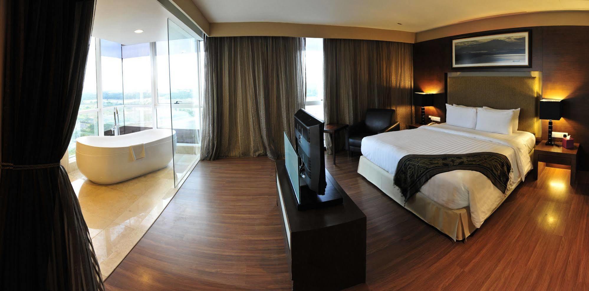 Grand Borneo Hotel Kota Kinabalu Esterno foto