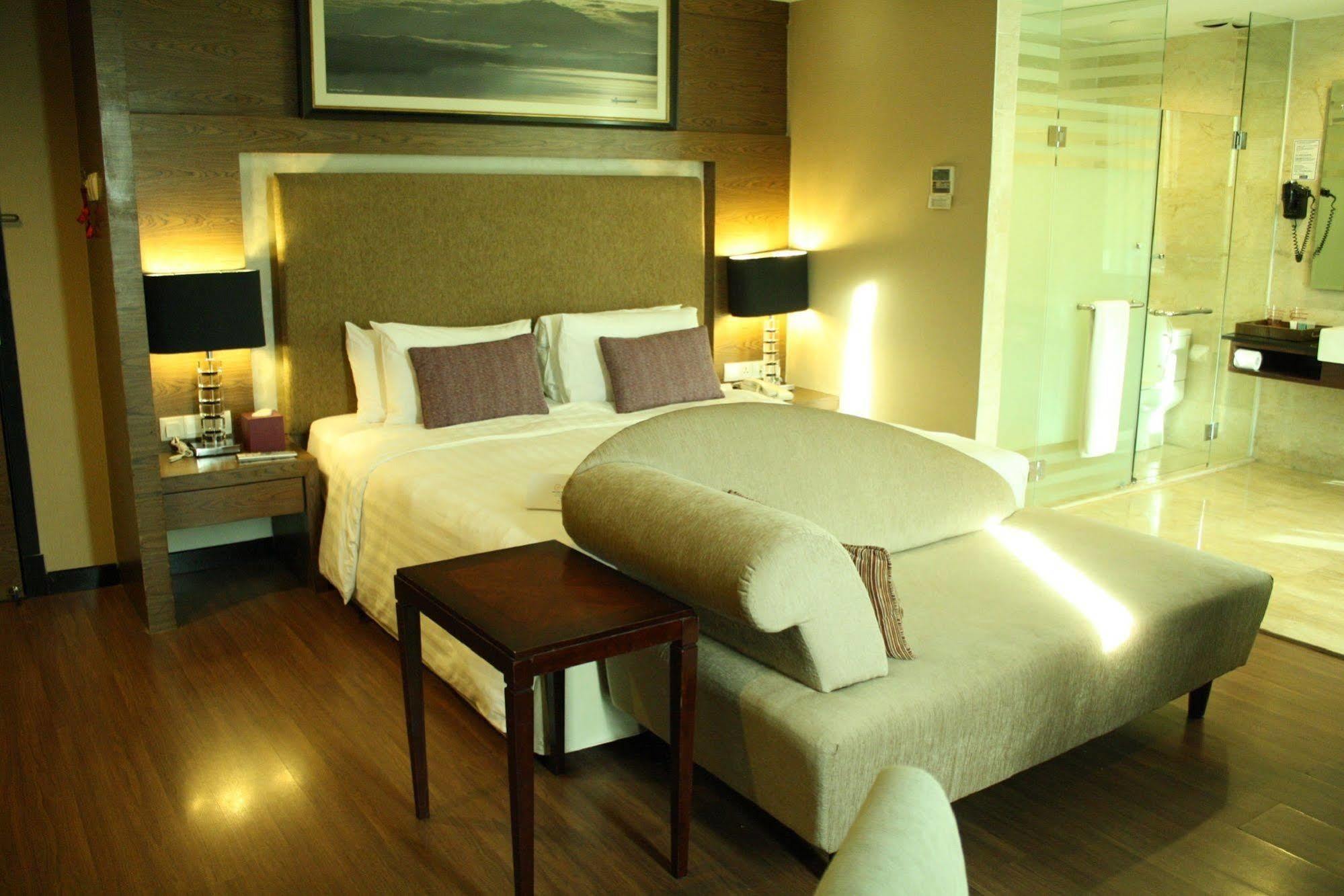 Grand Borneo Hotel Kota Kinabalu Esterno foto