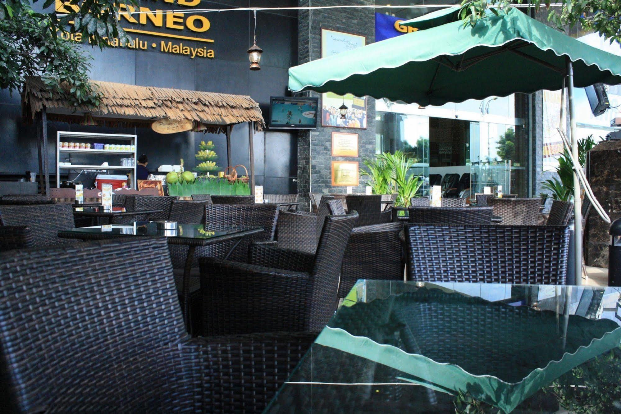 Grand Borneo Hotel Kota Kinabalu Esterno foto