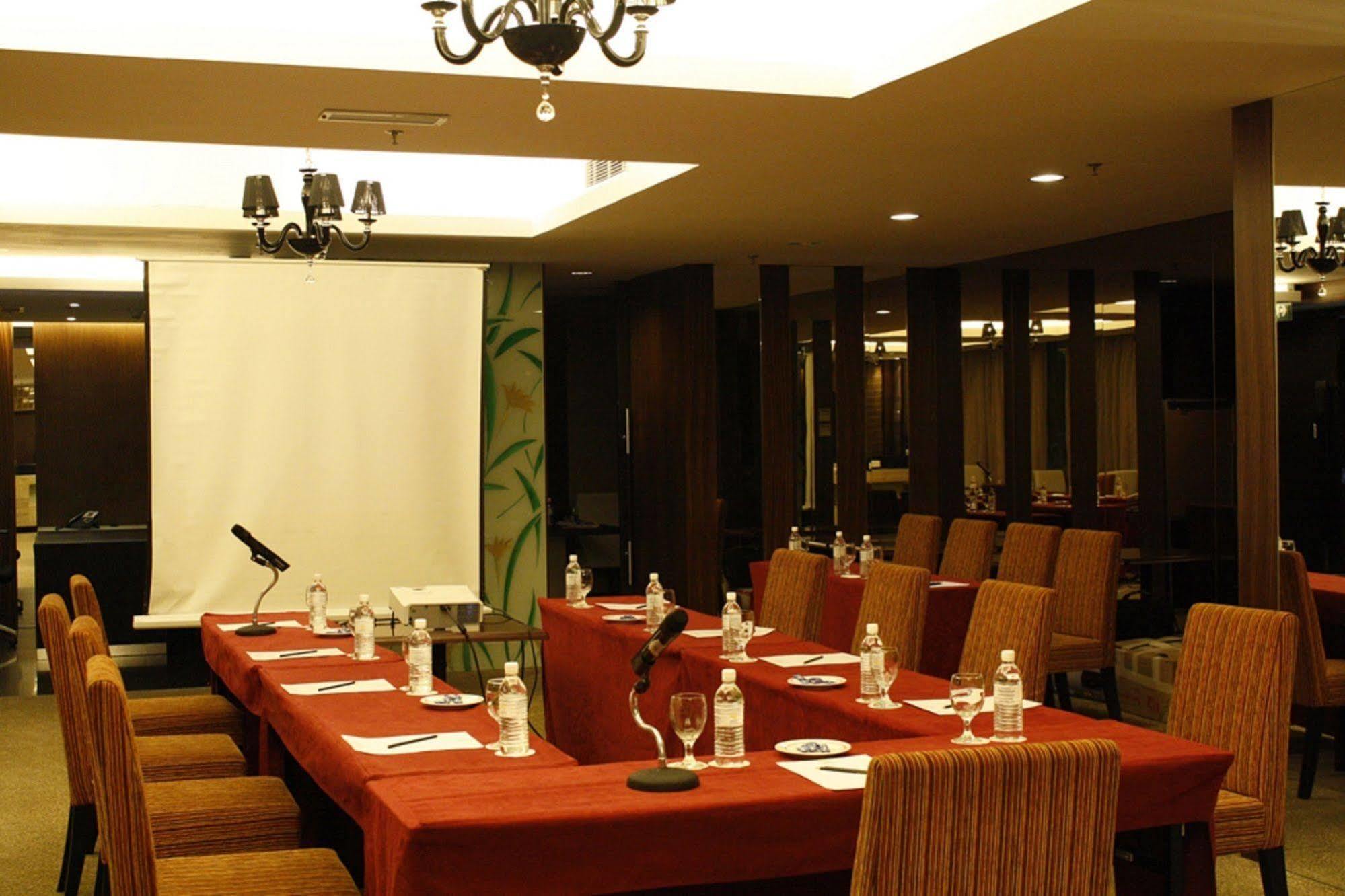 Grand Borneo Hotel Kota Kinabalu Esterno foto